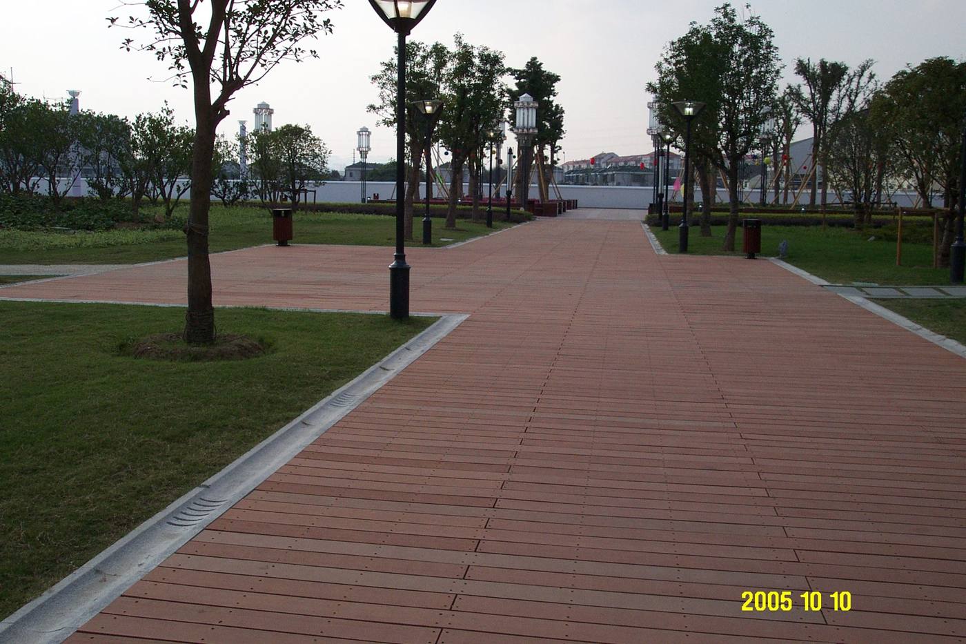 Municipal park promenade decking